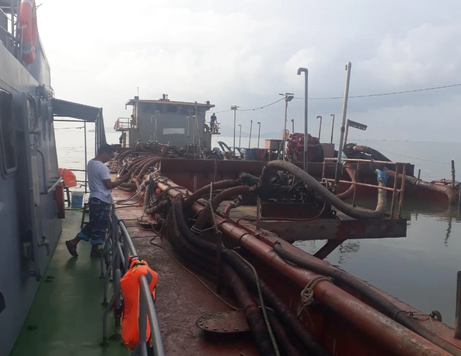 Cận cảnh các sà lan đang khai thác cát. Ảnh: CTV.