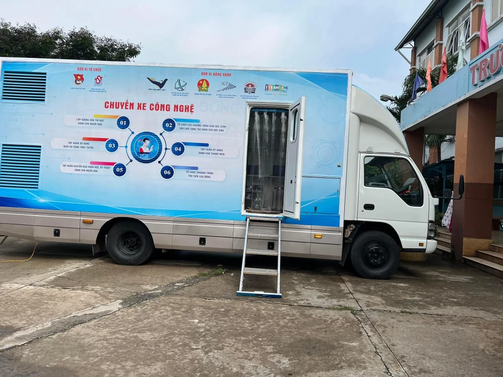 Chuyến xe công nghệ do SAWACO phối hợp Trung tâm Phát triển Khoa học và Công nghệ Trẻ - Thành Đoàn TP.HCM tổ chức. Ảnh: ĐT.