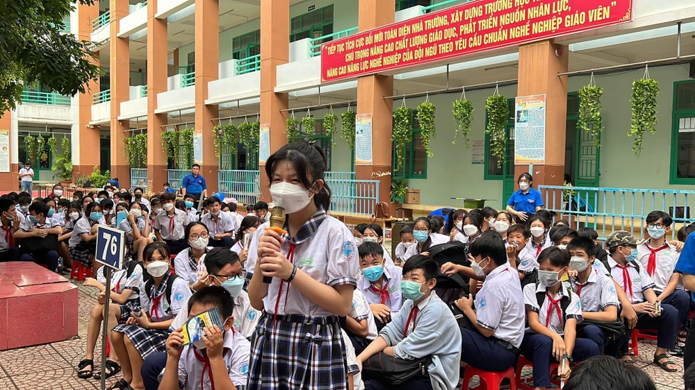 Nhiều học sinh quan tâm đến việc sử dụng nước sạch hiện nay. Ảnh: ĐT.