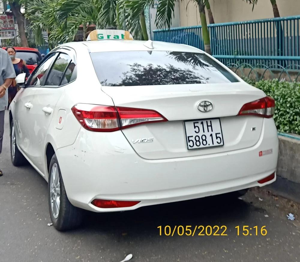 Xe hợp đồng gắn mào Grab.