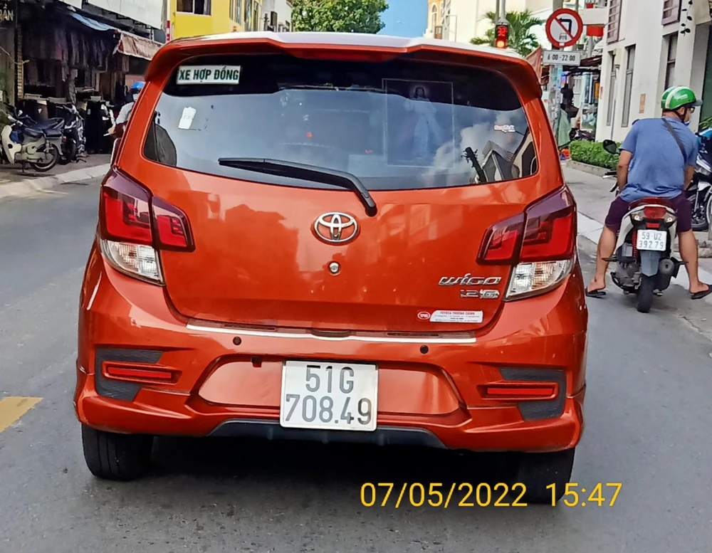 Một xe gắn bảng xe hợp đồng nhưng chưa chuyển đổi sang biển số vàng.