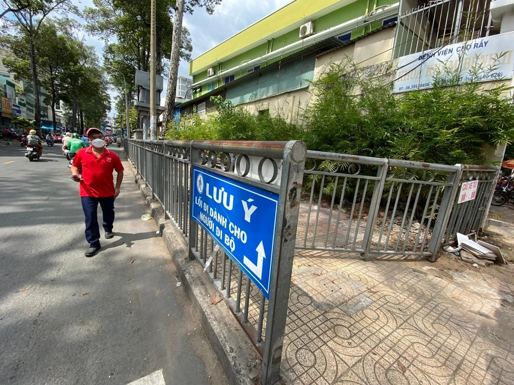 Vỉa hè ở Bệnh viện Chợ Rẫy được rào kín để trông giữ xe. Ảnh: ĐT.