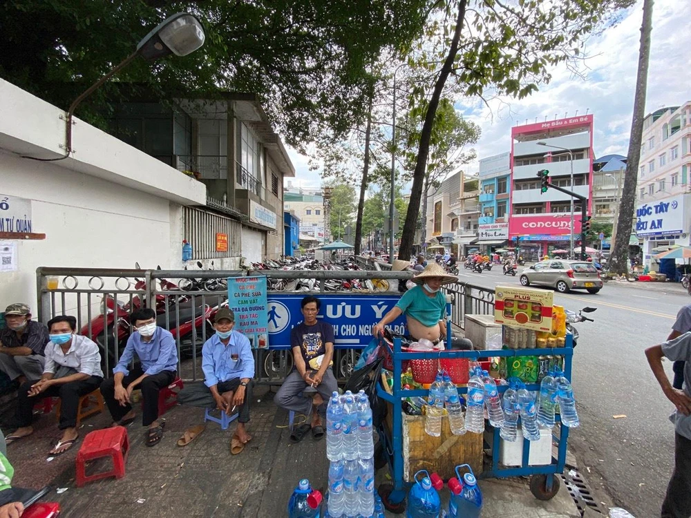 Sở GTVT TP.HCM "ra tối hậu thư", xử lý nghiêm tình trạng lấn chiếm vỉa hè. Ảnh: ĐT.