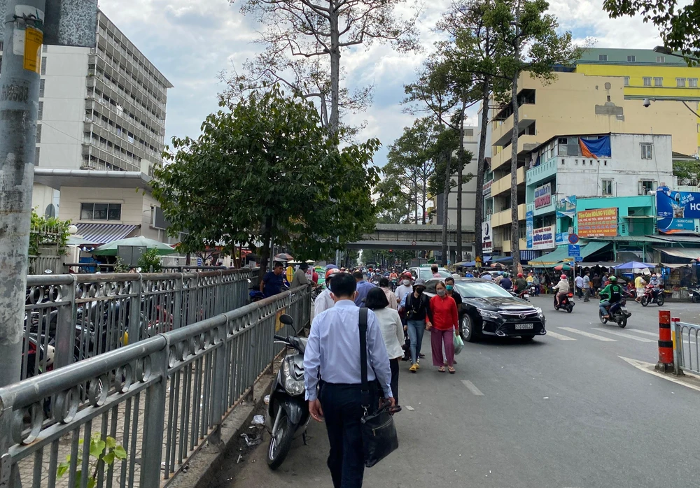 Tình trạng bãi giữ xe lấn chiếm vỉa hè xuất hiện ở nhiều điểm ở TP.HCM, trong đó tập trung ở các bệnh viện. Ảnh: ĐT.