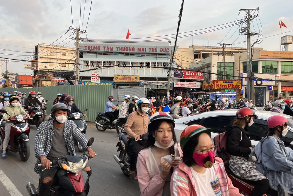 Sở GTVT TP.HCM tổ chức giao thông trên đường Võ Văn Ngân. Ảnh: ĐT.