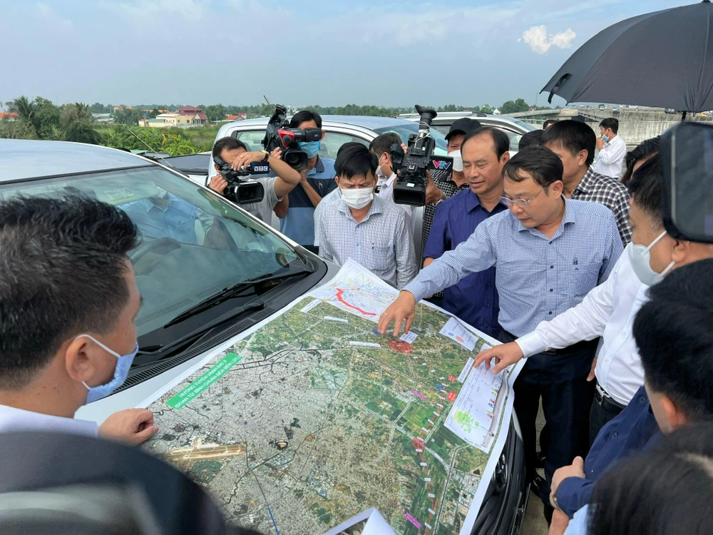 Các lãnh đạo địa phương xem thực địa toàn dự án. Các lãnh đạo địa phương xem thực địa toàn dự án.