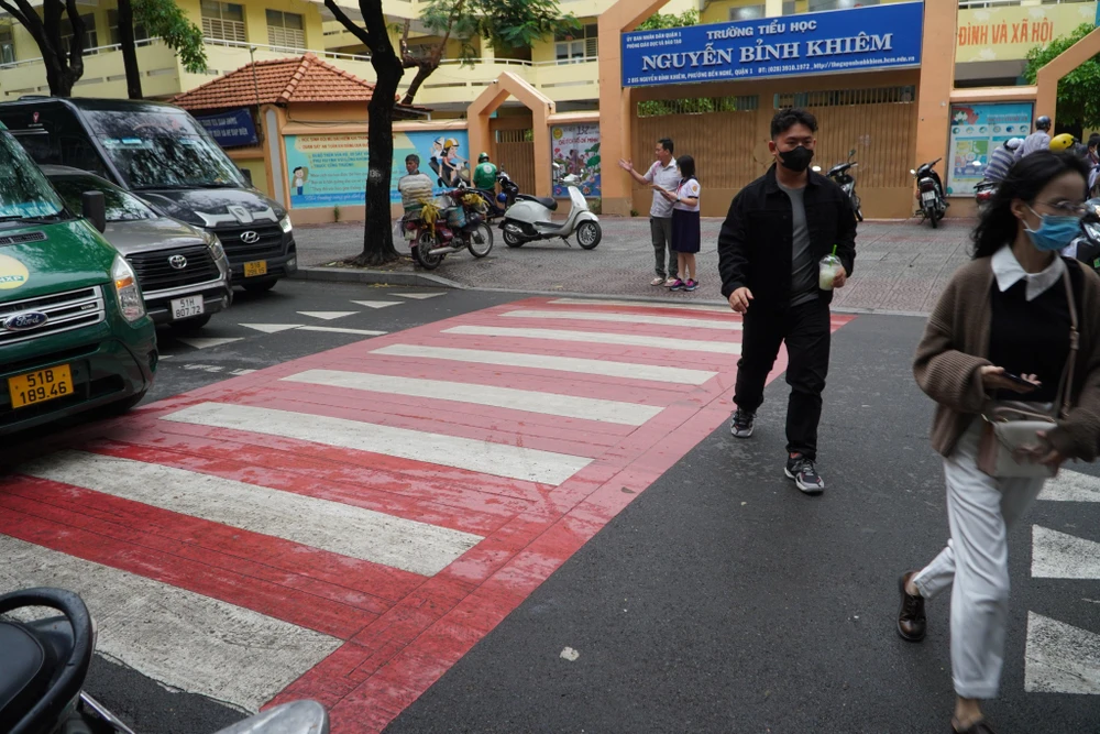 Vạch phản quang giúp học sinh đi lại thuận tiện hơn. Ảnh: CTV