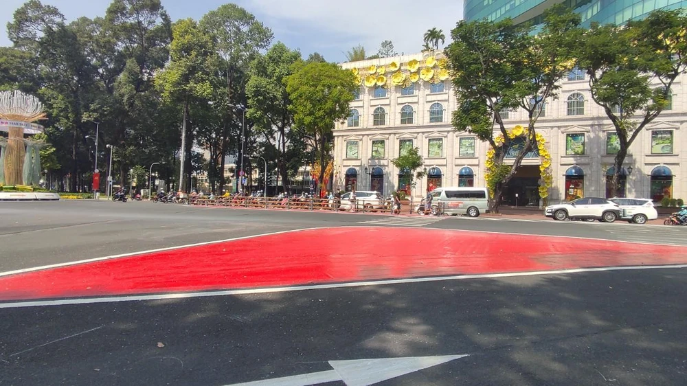 Vạch phản quang này giúp người dân đi lại thuận tiện hơn. Ảnh: CTV.