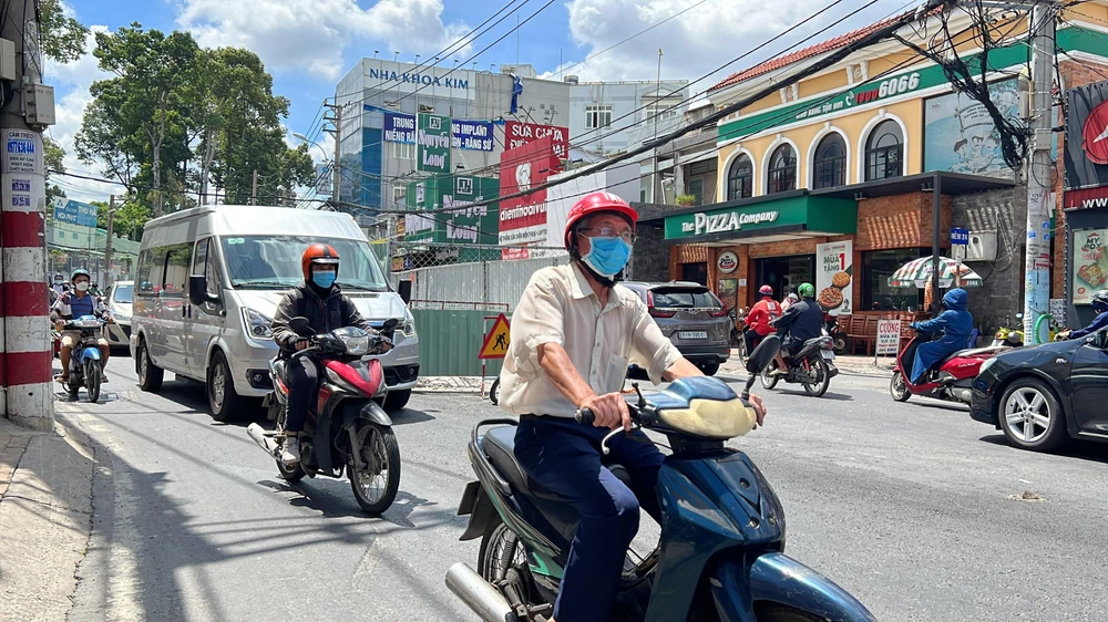 Đường Võ Văn Ngân nối về vòng xoay chợ Thủ Đức cũng đang được rào chắn để thi công. Ảnh: ĐT.