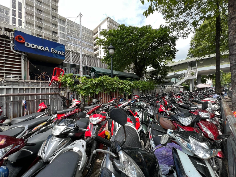 Bãi giữ xe quanh BV đều chật kín xe.