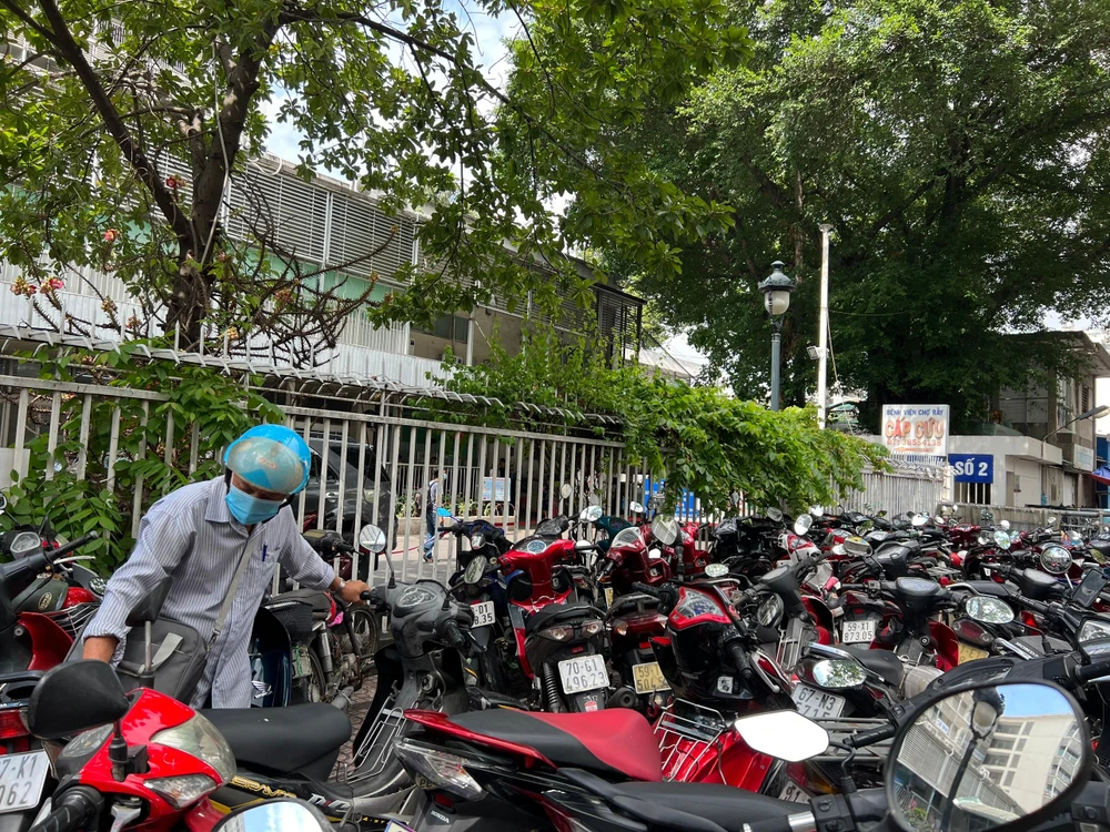 Các bãi giữ xe quanh BV chật kín xe.