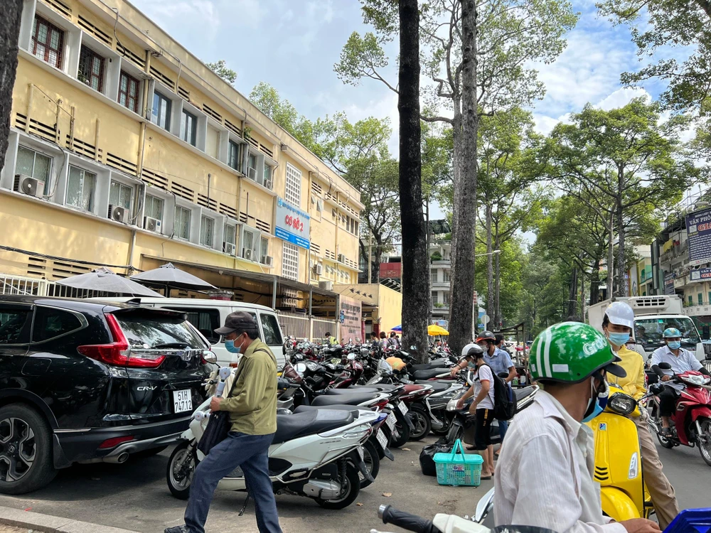 Trước cổng Đại học Y Dược cơ sở 2.