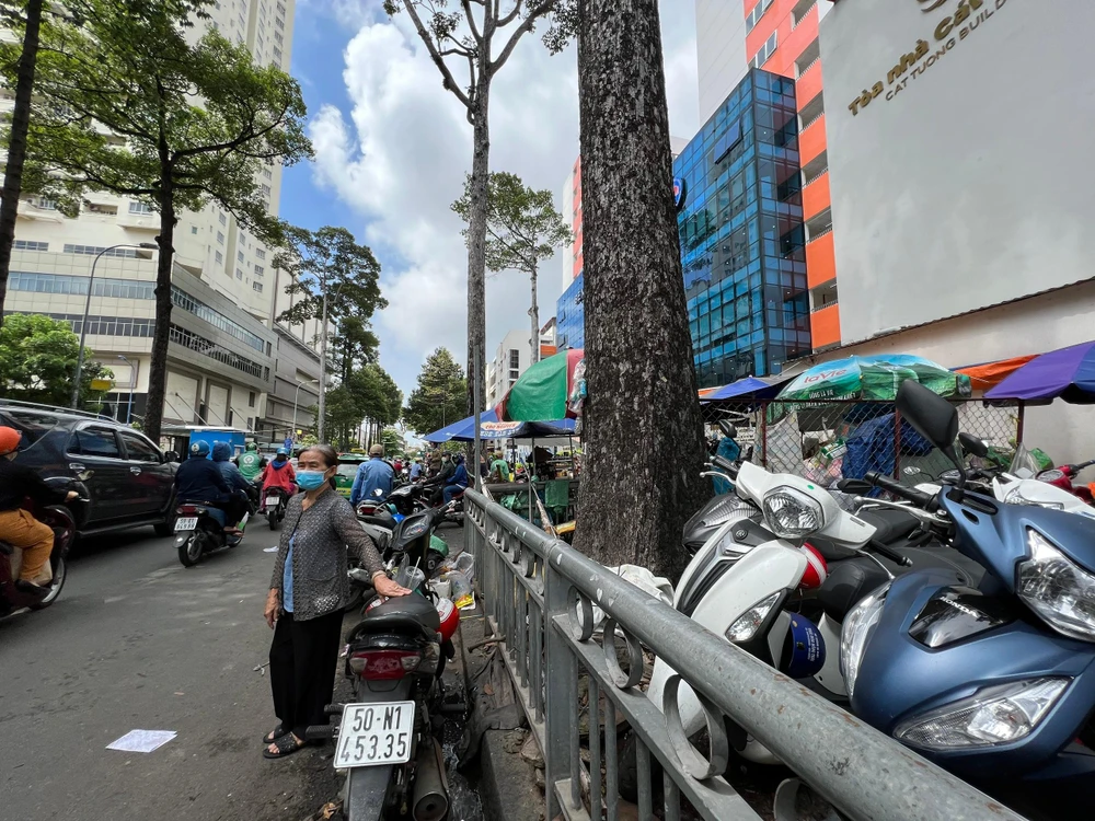 Trước cổng BV Hùng Vương cũng không còn vỉa hè cho người đi bộ.