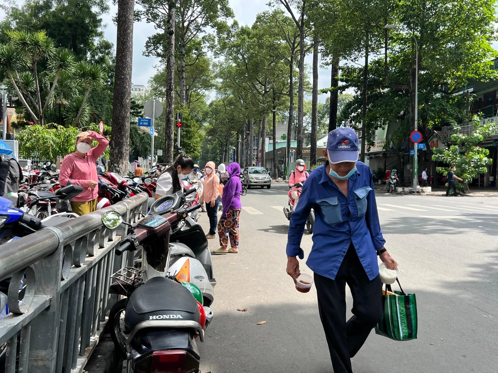 Người dân phải di chuyển xuống lòng đường.