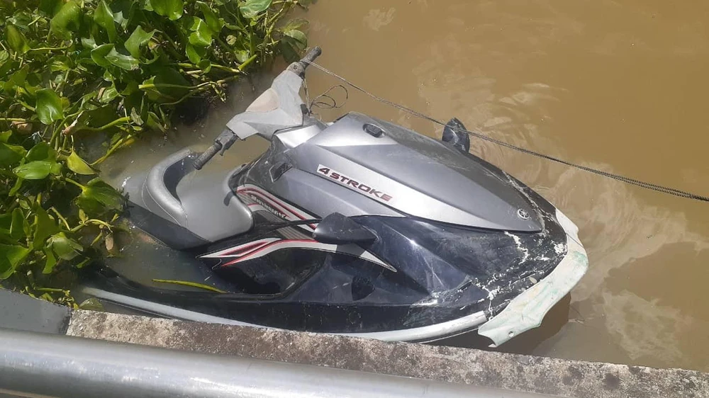 Mô tô nước Jetski do anh L và T điều khiển bị nạn trên sông Sài Gòn khiến cả hai tử vong. Ảnh: TS.