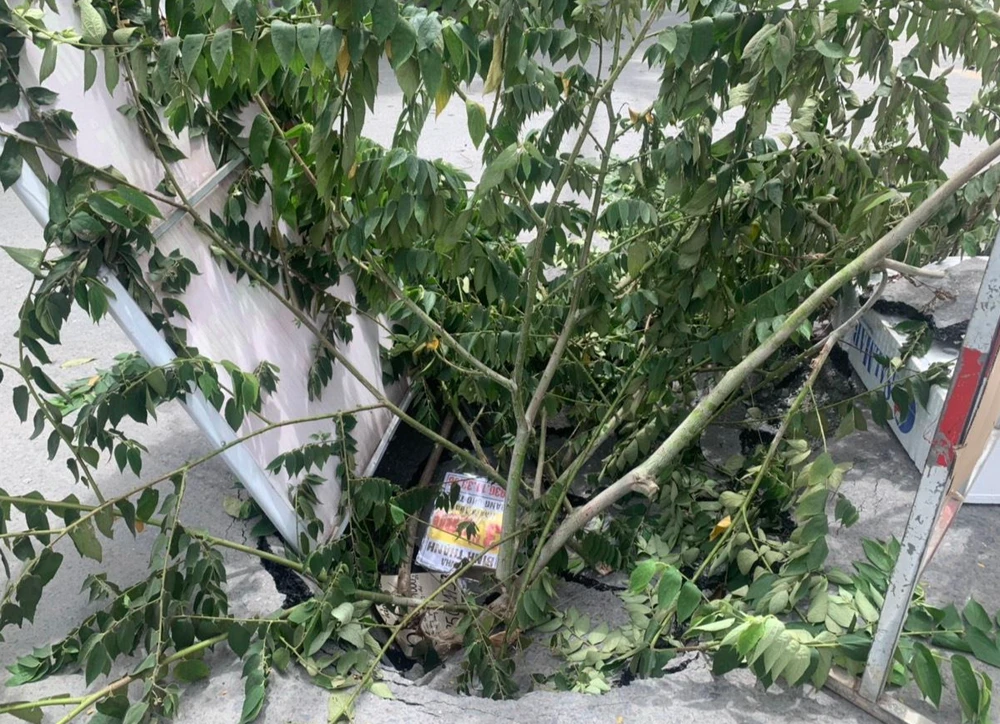 Hố sụp lún trên đường số 20 và 21 phường Hiệp Bình Chánh, TP Thủ Đức.