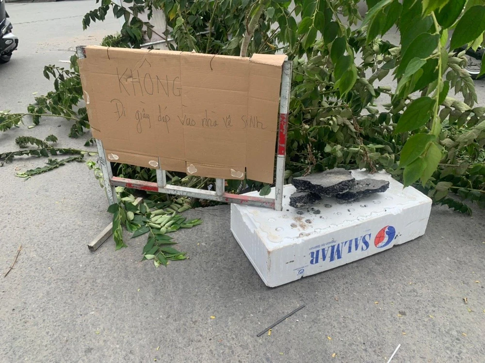 Người dân cắm cây xanh, thêm biển báo để cảnh báo người dân.