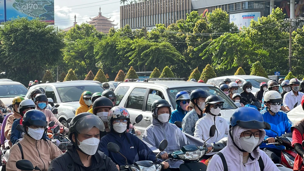 Người dân mệt mỏi đi qua các đoạn kẹt xe.