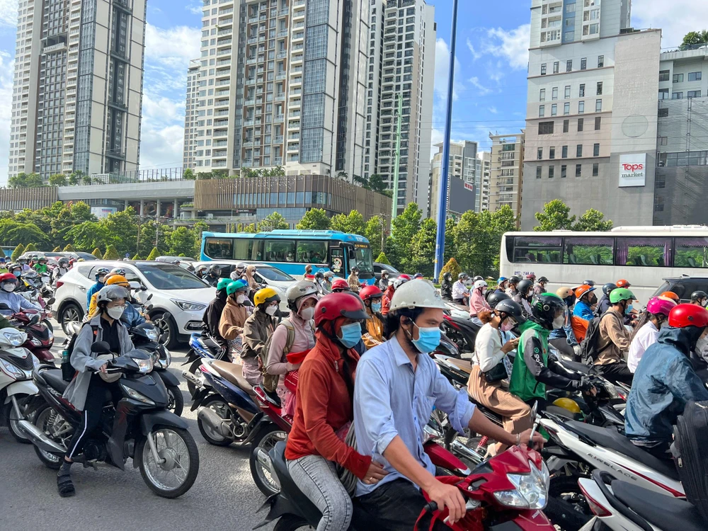 Các phương tiện di chuyển từng chút một.