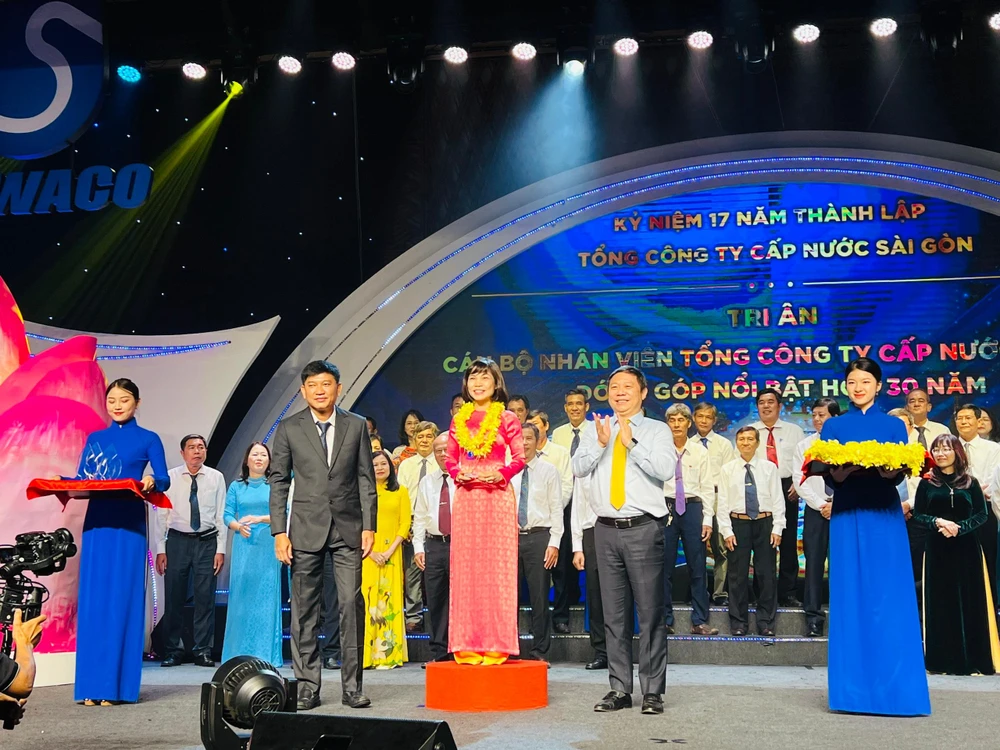 Ông Dương Anh Đức, Phó Chủ tịch UBND TP.HCM và ông Trần Quang Minh, Tổng Giám đốc SAWACO tri ân cán bộ nhân viên Tổng Công ty cấp nước Sài Gòn đã có đóng góp nổi bật trong những năm qua. Ảnh: ĐT.