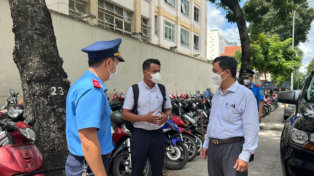 Các đơn vị gồm Thanh tra Sở GTVT, Trung tâm quản lý hạ tầng đường bộ và Phòng trật tự đô thị quận 3 trao đổi thông tin.