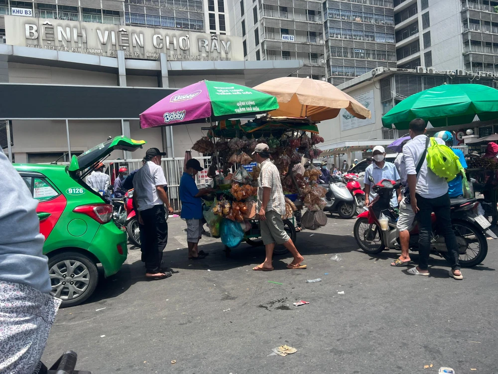 Tình trạng buôn bán hàng rong trước cổng BV Chợ Rẫy.
