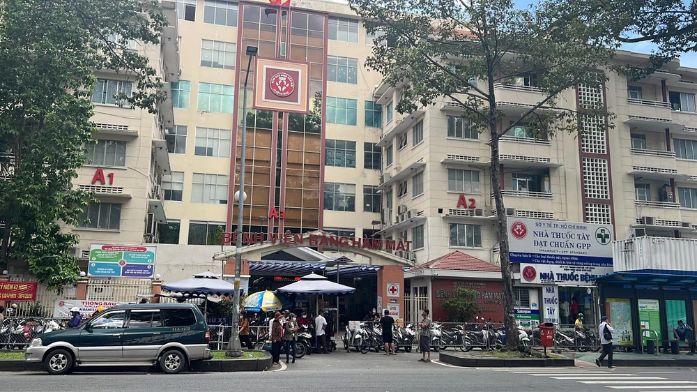 Bãi giữ xe trước cổng BV Răng Hàm Mặt.