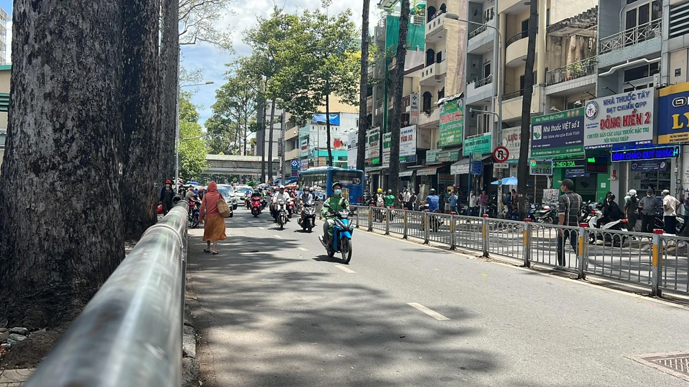 Người dân di chuyển xuống dưới lòng đường.