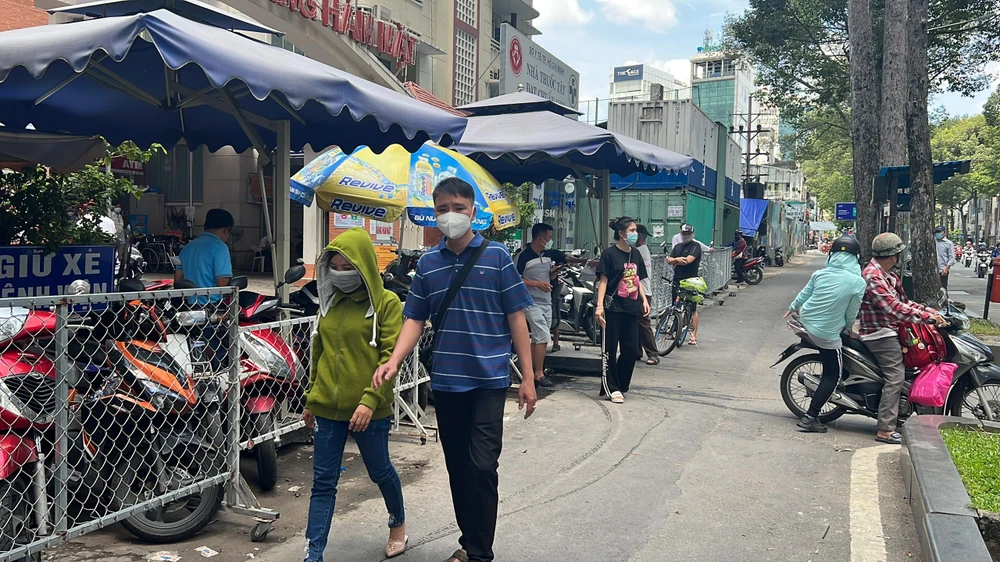 Bãi giữ xe này chiếm trọn vỉa hè.