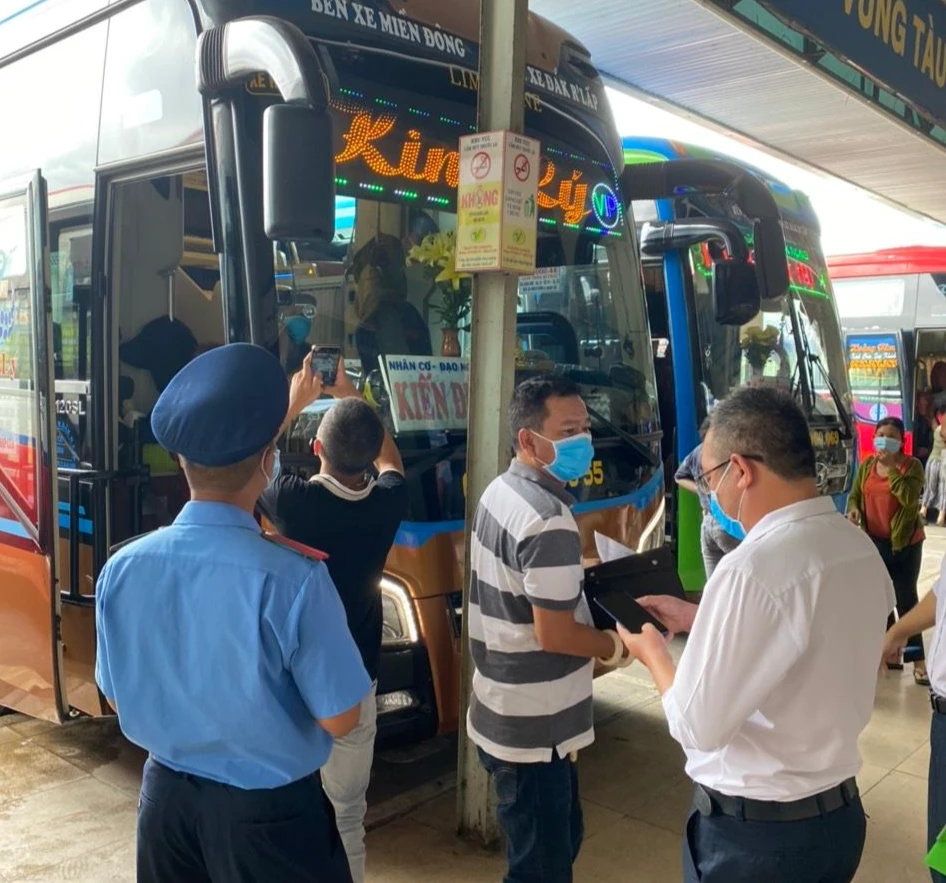 Thanh tra Sở GTVT TP.HCM ra quân kiểm tra xe khách ở bến xe Miền Đông cũ. Ảnh: TN.