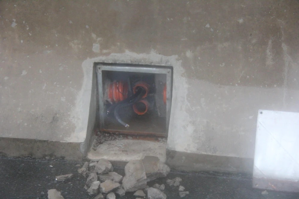 Hệ thống đường điện cũng bị đập phá. Ảnh: CTV.