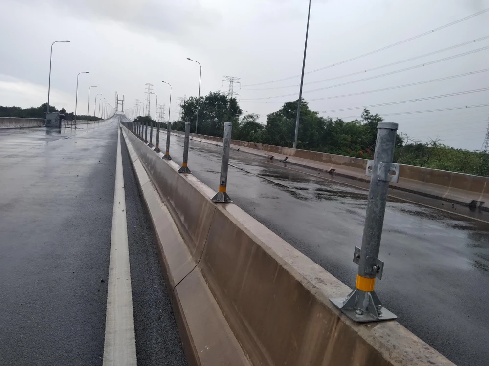 Các tấm chống loá đã bị trộm cắp. Ảnh: CTV.