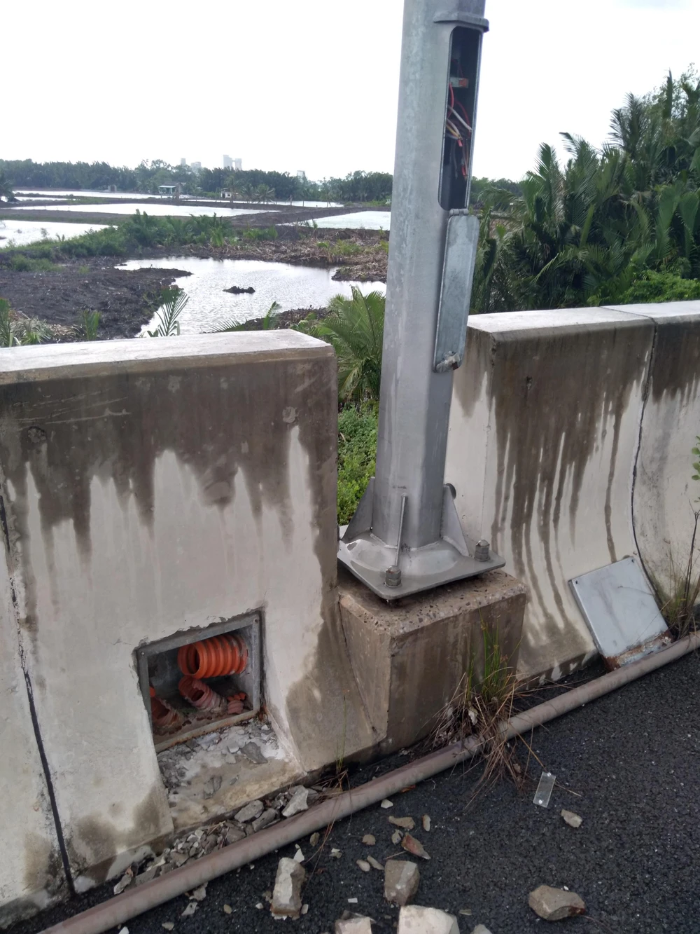 Trụ đèn chiếu sáng bị đập phá. Ảnh: CTV.