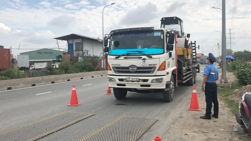 TP.HCM đang hoàn thiện quy trình xử phạt nguội đối với xe quá tải. Ảnh: ĐÀO TRANG.