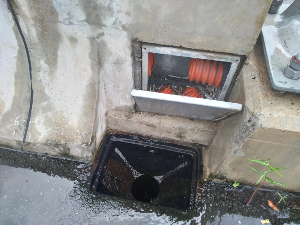 Các nắp chắn rác cũng bị mất. Ảnh: CTV.