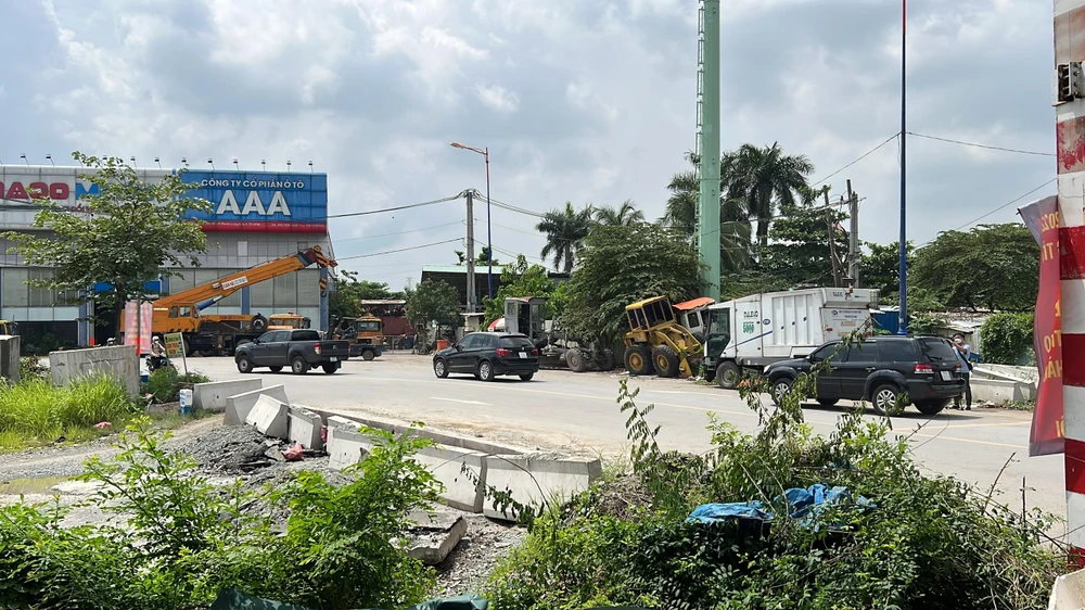 Đoạn đường phía dưới dạ cầu Rạch Chiếc đã rào chắn lại để phục vụ thi công. Ảnh: ĐT.