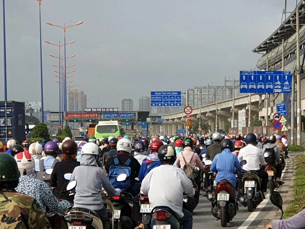 Các phương tiện nối đuôi nhau hướng về cầu Rạch Chiếc. Ảnh: ĐT.