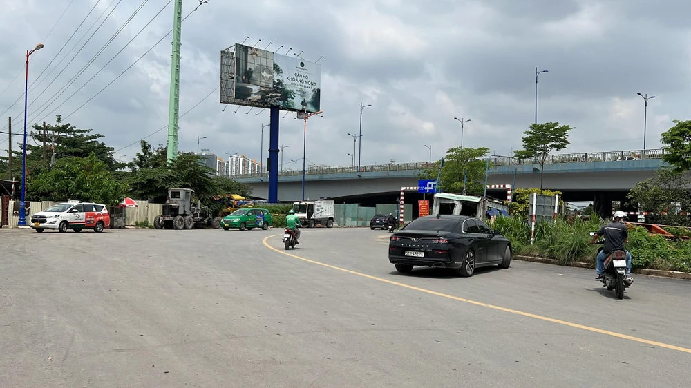 Ô tô quay đầu xe khi đường về hướng dạ cầu Rạch Chiếc đã được quây lại. Ảnh: ĐT.