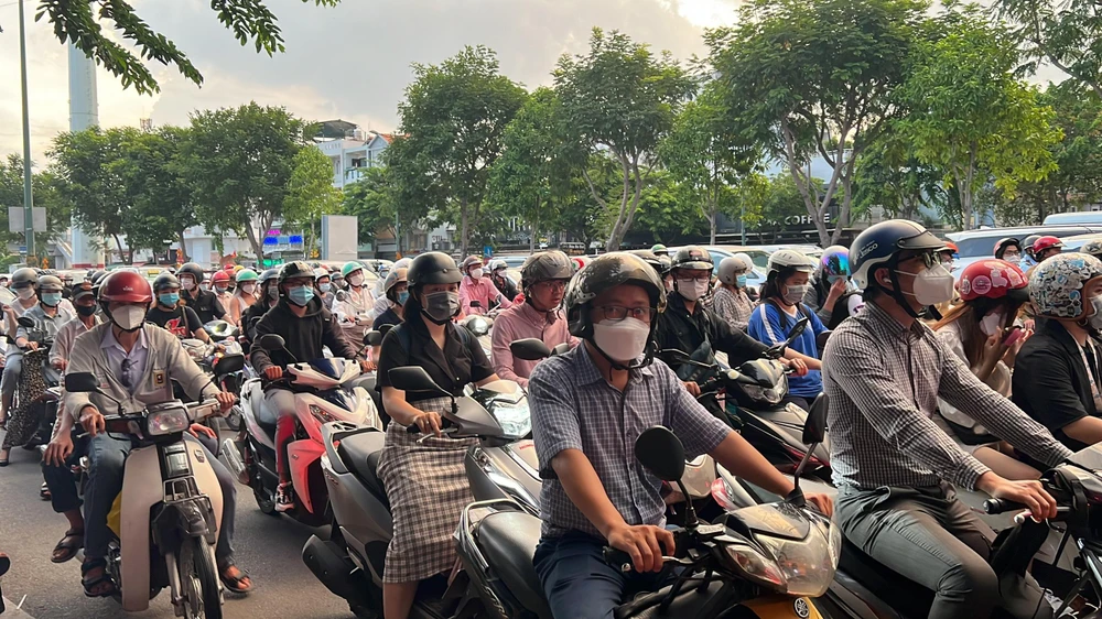 Phải mất tới 45 phút tình trạng kẹt xe mới có dấu hiệu giảm. Ảnh: ĐT. Phải mất tới 45 phút tình trạng kẹt xe mới có dấu hiệu giảm. Ảnh: ĐT.