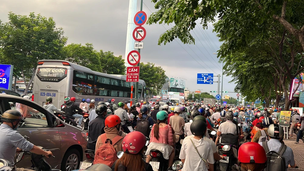 Phó Chủ tịch UBND TP.HCM đã chỉ đạo các sở ngành giải quyết các vấn đề xoay quanh dự án xây dựng đường nối Tân Sơn Nhất - Bình Lợi - Vành đai ngoài. Ảnh: ĐT.