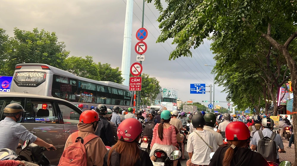 Phát triển giao thông công cộng cũng là giải pháp để hạn chế xe cá nhân. Ảnh: ĐT.