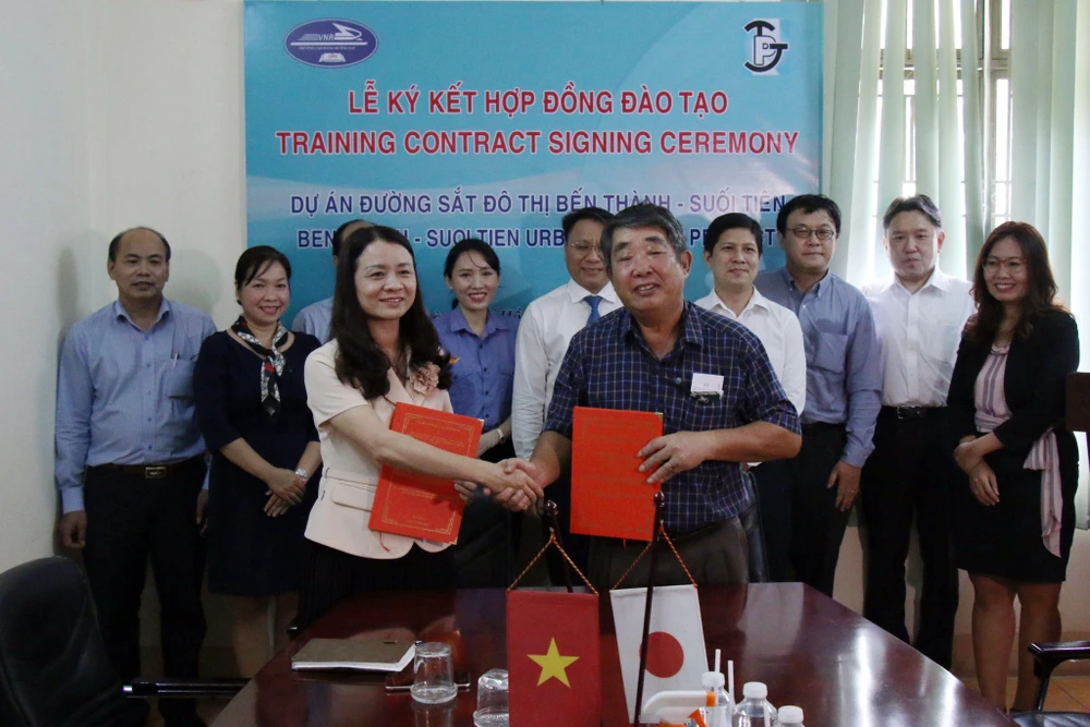 Lễ ký kết hợp đồng đào tạo nhân viên cho công ty vận hành tuyến metro số 1 (Bến Thành – Suối Tiên). Ảnh: BẢO PHƯƠNG.