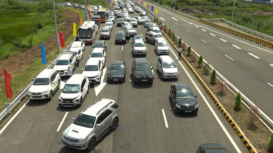 Các địa phương rất mong chờ các tuyến cao tốc kết nối ở ĐBSCL và Đông Nam bộ. Ảnh: ĐÔNG HÀ.