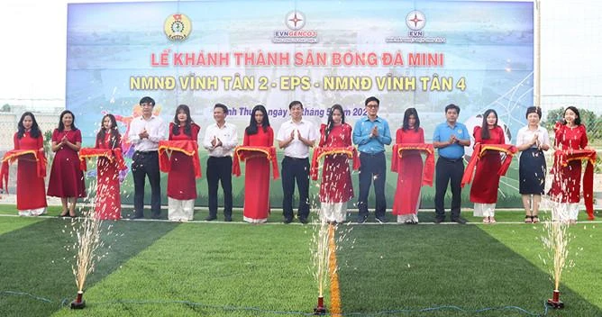 Các đại biểu thực hiện nghi thức khánh thành sân bóng đá cho CBCNV tại Trung tâm Điện lực Vĩnh Tân đơn vị trực thuôc EVNGENCO3.