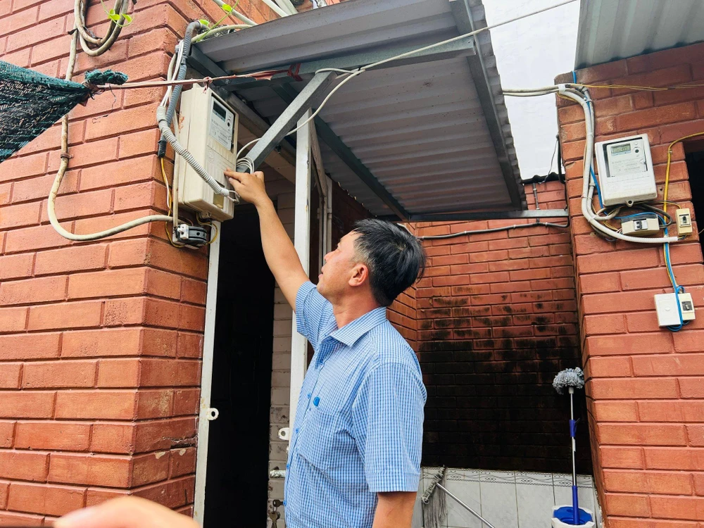 Anh Ngô Hoài Tâm, đường Nguyễn Bình, xã Nhơn Đức, Nhà Bè rất hài lòng với dịch vụ của ngành điện. Ảnh: ĐT.