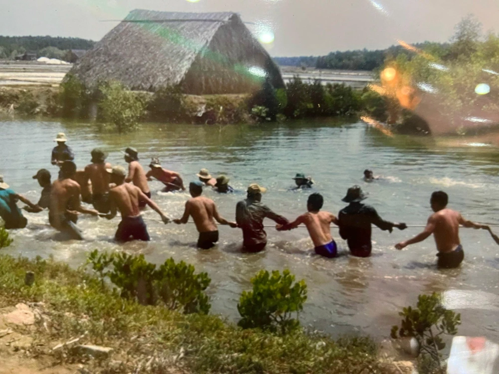 Nhiều công trình xây dựng dự án lưới điện của Điện lực Duyên Hải đã mang lưới điện Quốc gia tới xã đảo Thạch An và ấp đảo Thiềng Liềng. Ảnh chụp lại từ hình tư liệu. ĐT.