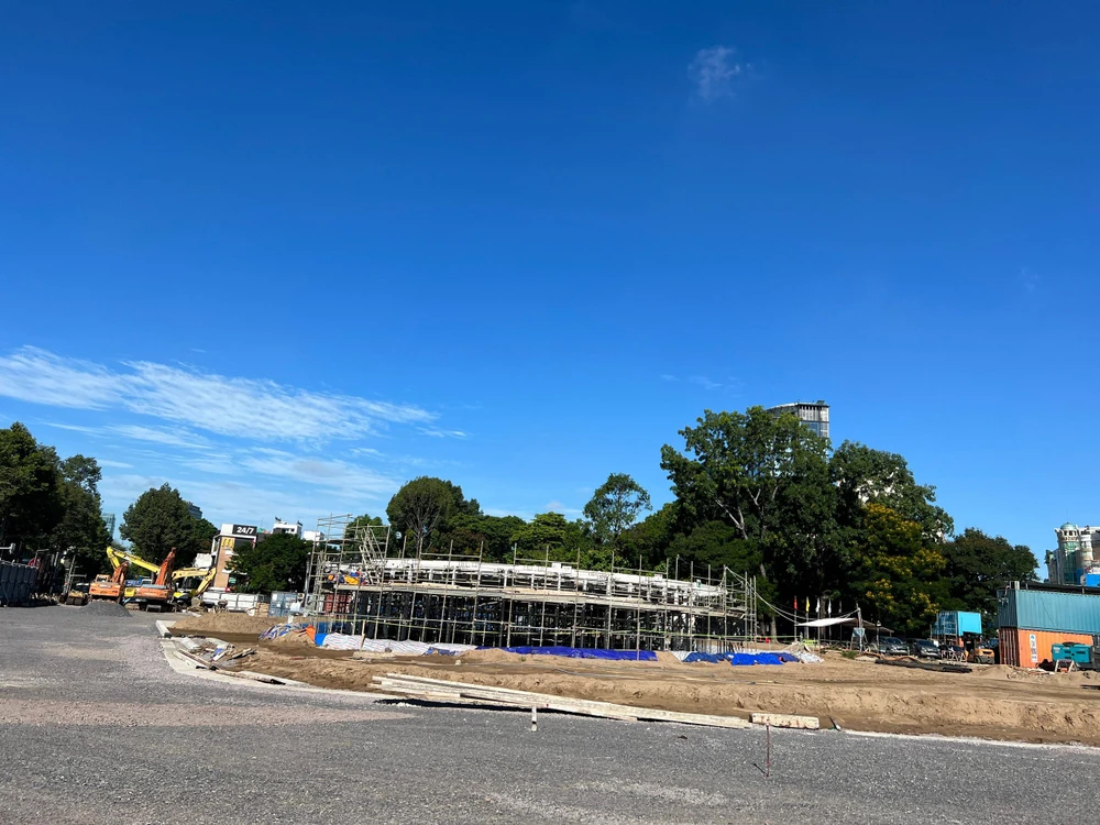 Tháp ánh sáng nhìn từ đường Lê Lợi. Ảnh: ĐT.