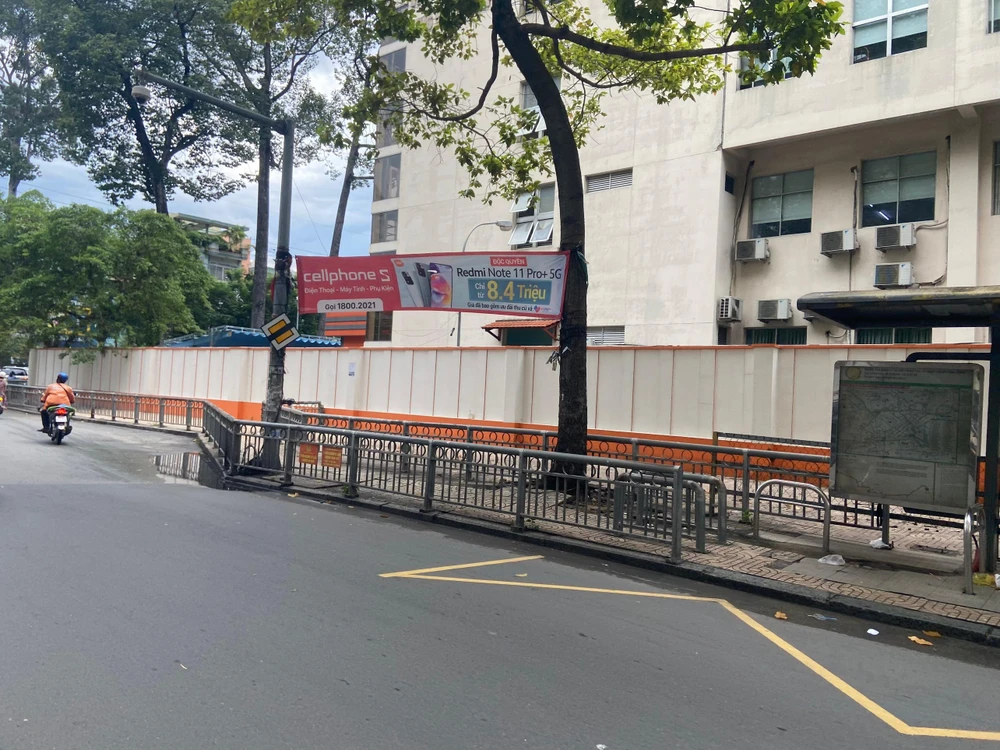 Bãi giữ xe trên đường Lý Thường Kiệt, gần Bệnh viện Hùng Vương, quận 5 đã được dẹp bỏ.