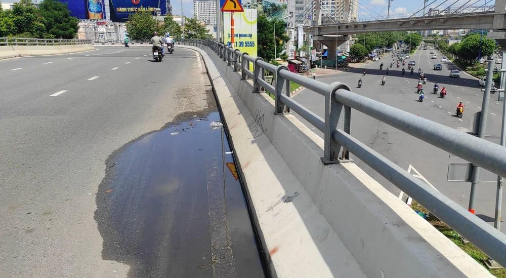 Nước không thoát được khi các nắp chắn rác bị mất. Ảnh: HH.