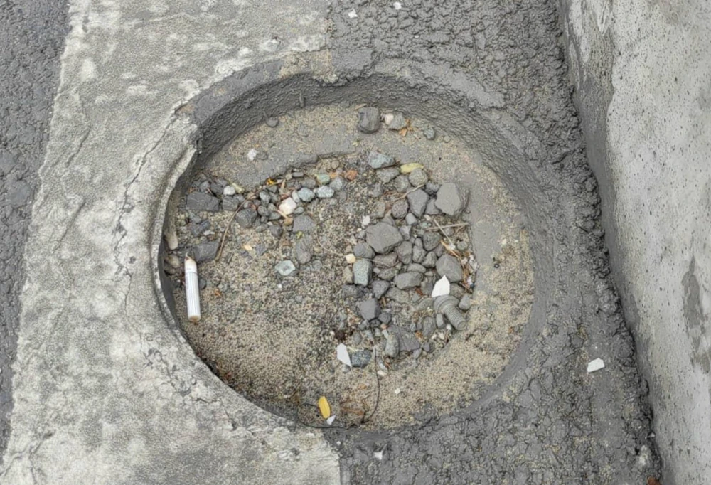 Rác che lấp ống thoát nước. Ảnh: HH.